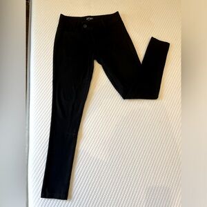 Horse riding inspired skinny pants with details on the inseam.